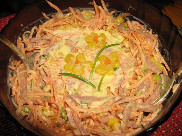 Prepare uma salada com linguiça defumada e cenoura coreana
