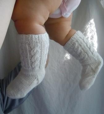 Lições de bordado para jovens mães: como tricotar meias para recém-nascidos com agulhas de tricô